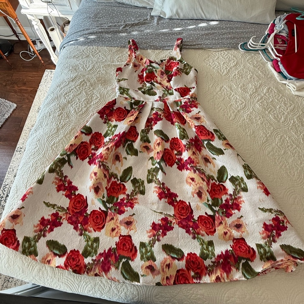 Charming embossed floral dress with pockets, Size 10